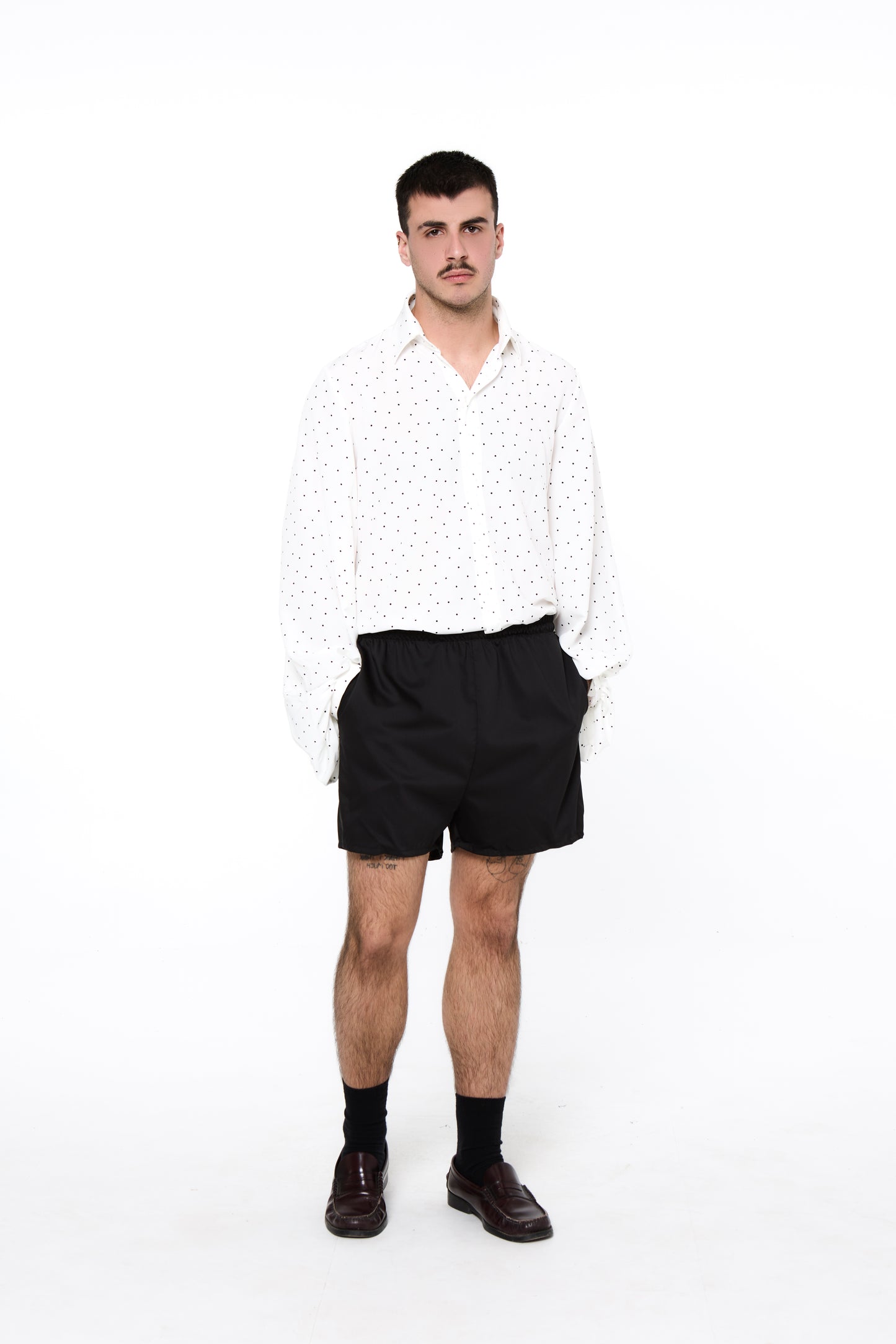 CAMISA DE LUNARES BLANCO Y NEGRO