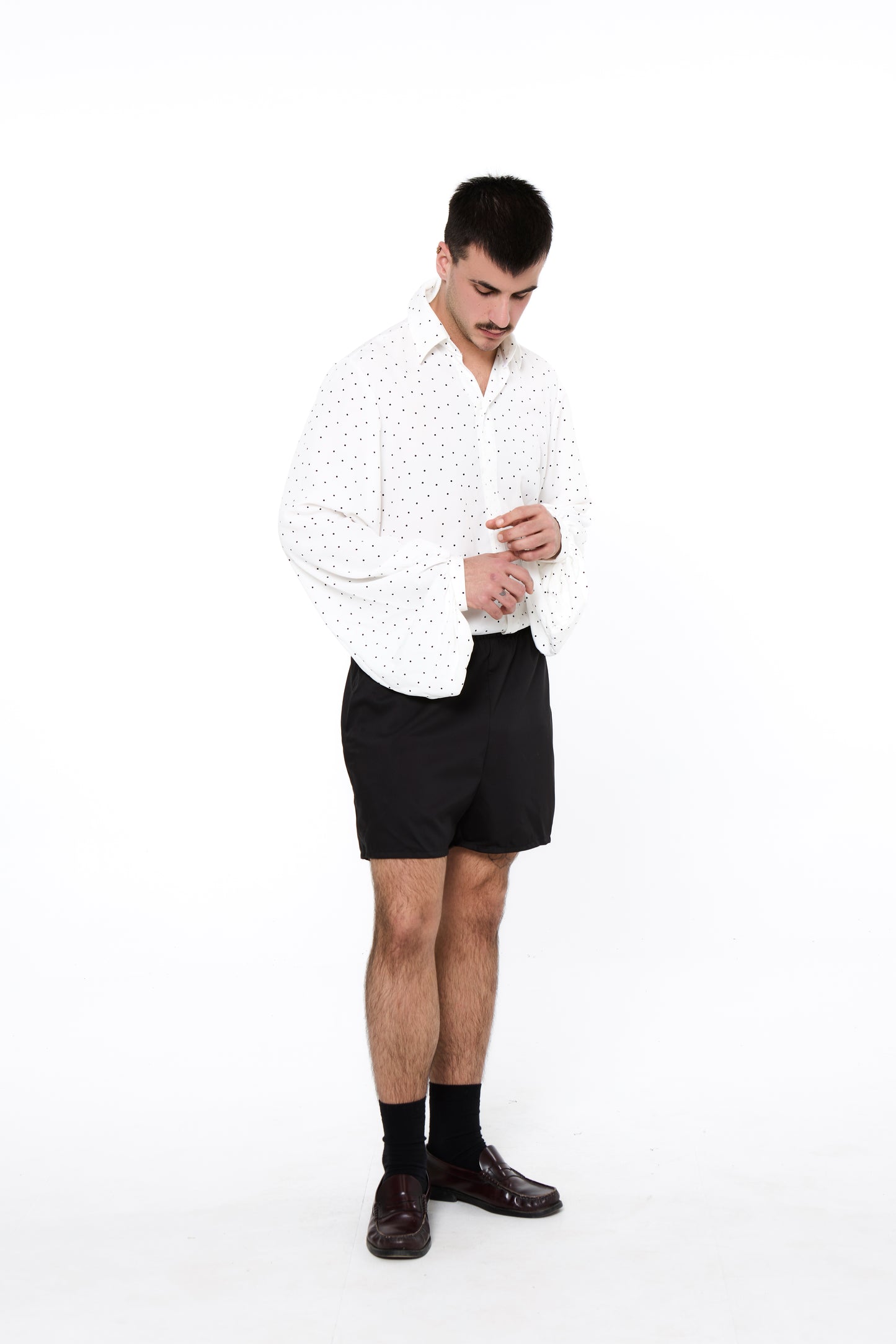 CAMISA DE LUNARES BLANCO Y NEGRO