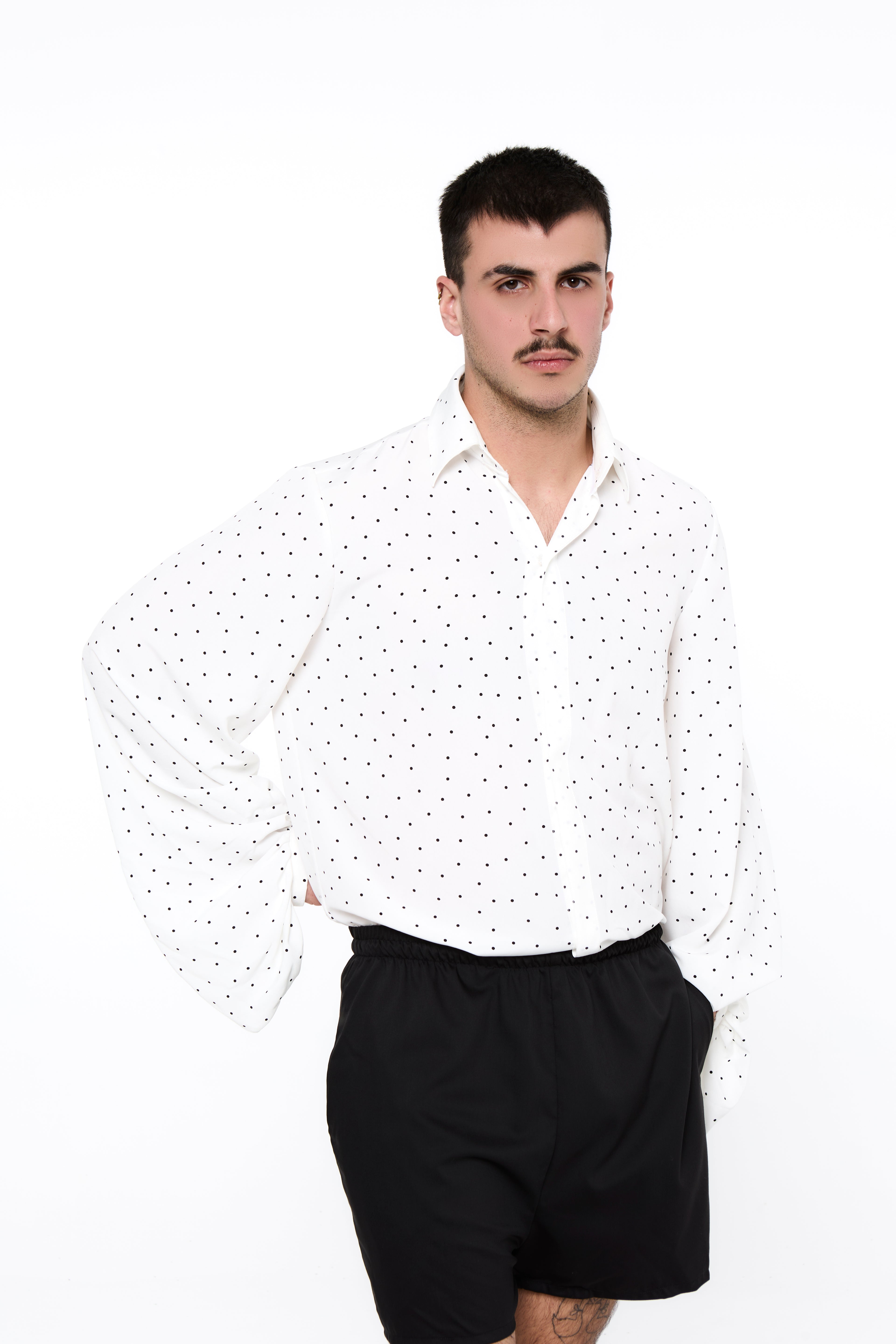CAMISA DE LUNARES BLANCO  Y NEGRO